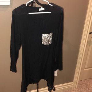 Cute shirt with cheetah print pocket!